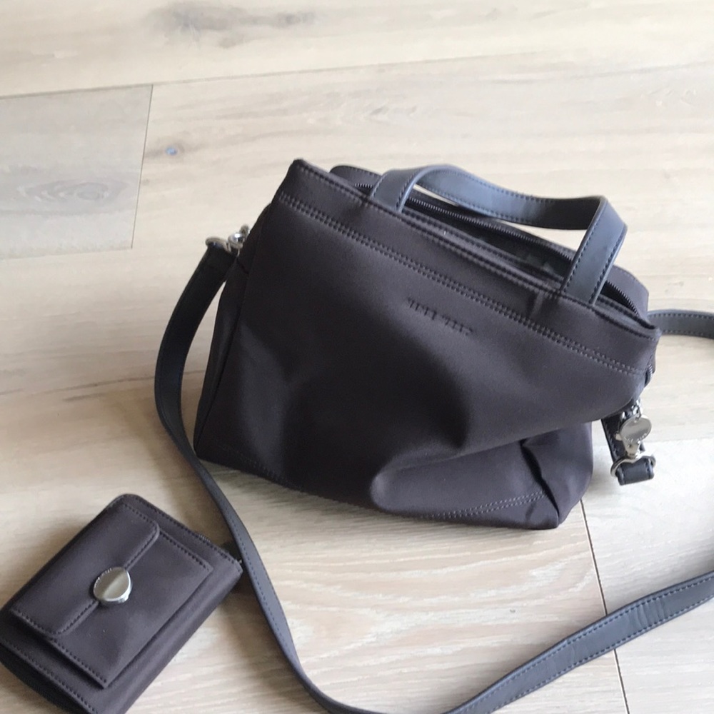 Nine West shoulder/tote bag with matching wallet. New without tags. Great deal!